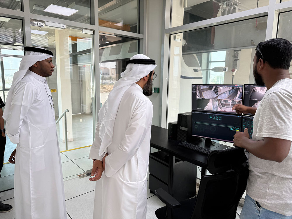 uSky Transport - Guests observe the technological coordination of uPods