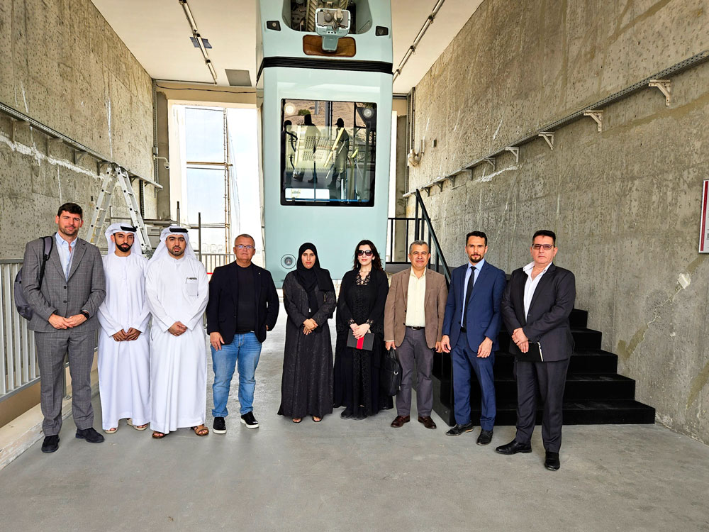 uSky Transport - Delegation from Sharjah Airport, guests from SRTI Park and uSky Transport team in front of uBus Carat